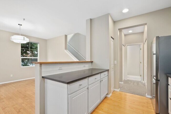 Building Photo - AIR CONDITIONED Townhome in Beautiful Summ...