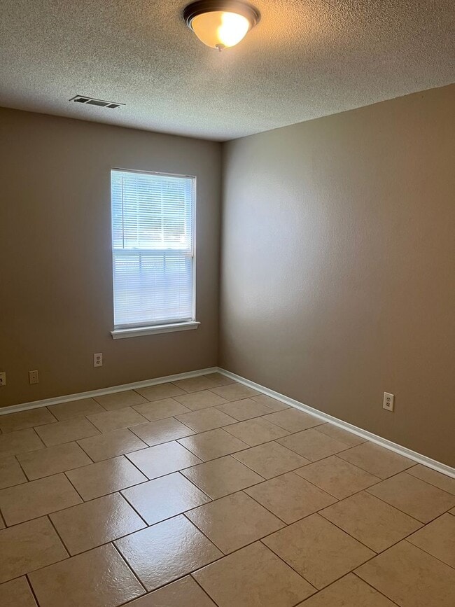 Building Photo - 2 bedroom House with fenced in yard