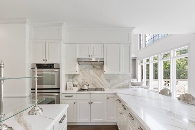 Building Photo - Luxury Furnished Home
