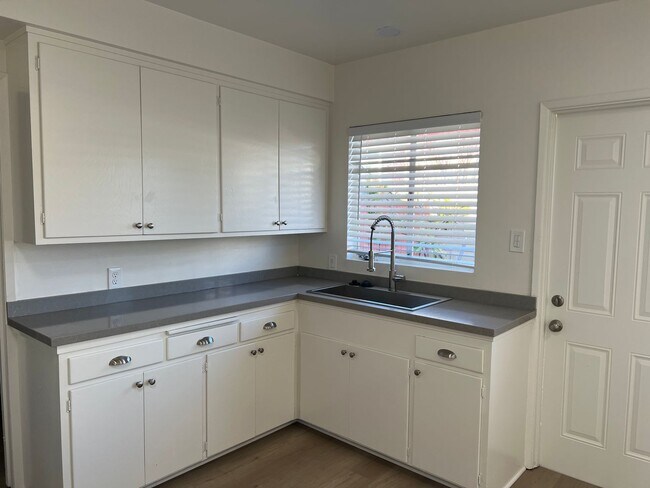 Building Photo - 2+1 Duplex in Ventura