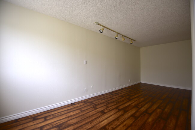 Building Photo - 1339 N Columbus Ave