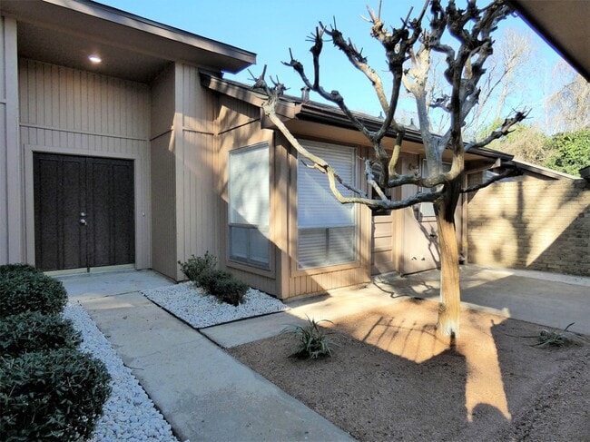 Building Photo - 606 Golfview Dr