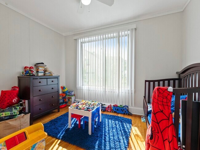 Building Photo - 10 Edgemere Rd