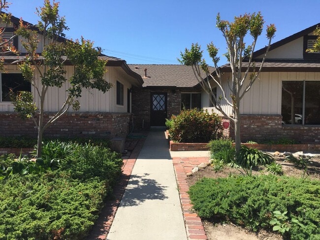 Building Photo - Charming Vintage 3BR/1.5BA Corner Lot Home...