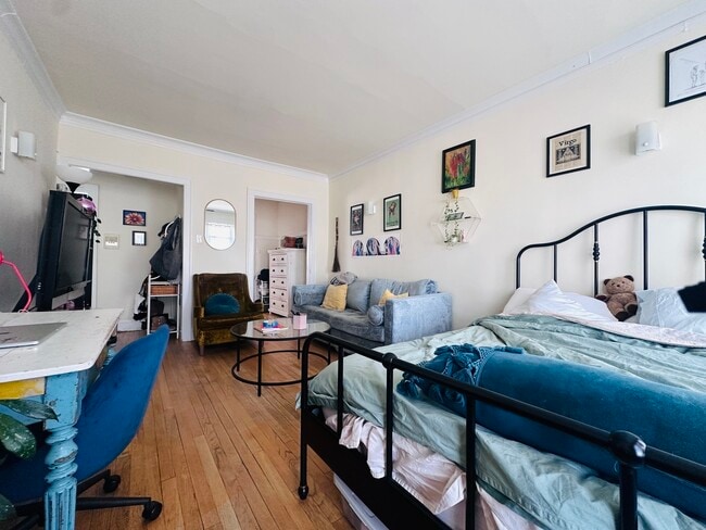 Building Photo - 5056 N Wolcott Ave