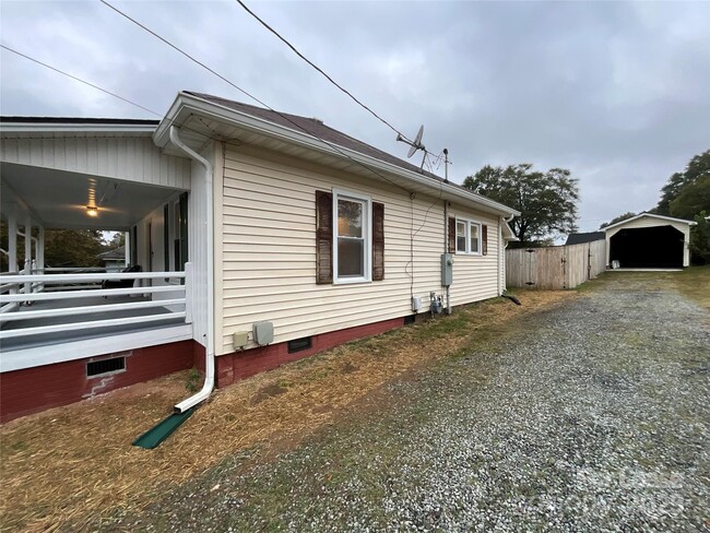 Building Photo - 516 W 7th St