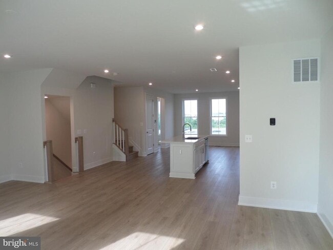 Building Photo - 2718 River Birch Rd