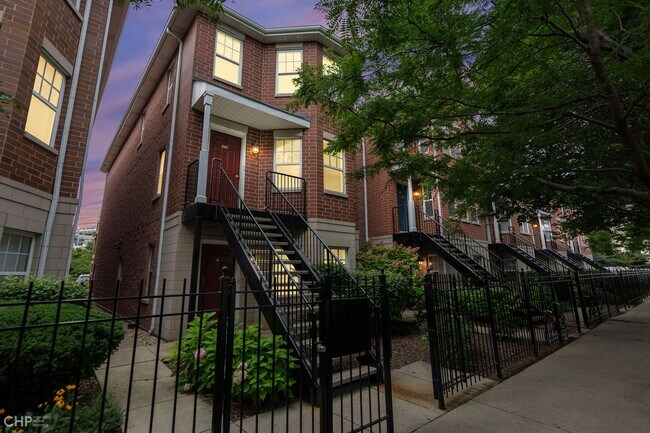 Building Photo - 645 W Elm St