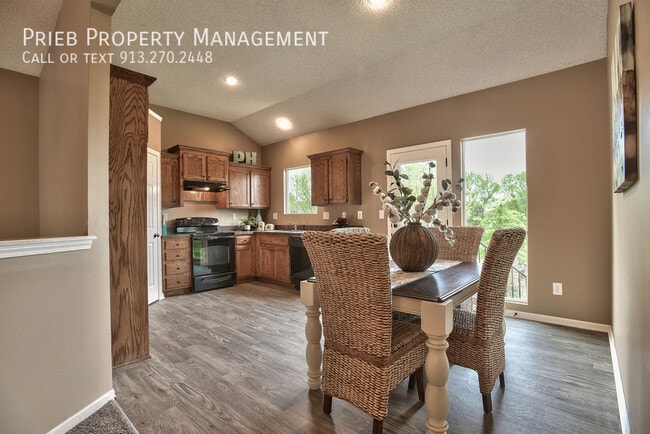 Building Photo - 534 N Poplar St