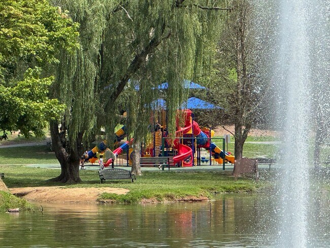 Building Photo - Weaverville - Well Kept Townhome with Flex Space