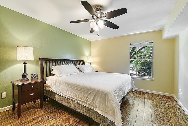 Building Photo - 361 N Post Oak Ln