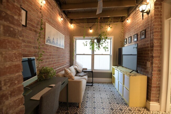 Building Photo - Charming 2BR + home office Condo in the he...