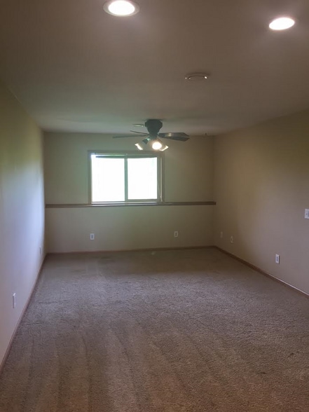 lower level bedroom - 15604 84th St NE
