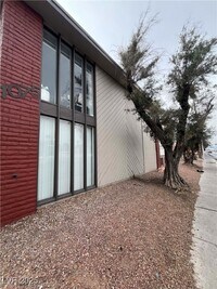 Building Photo - 1075 E Desert Inn Rd