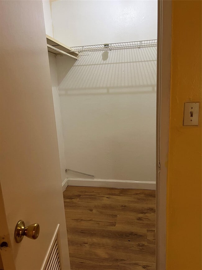 Building Photo - 8810 Fontainebleau Blvd