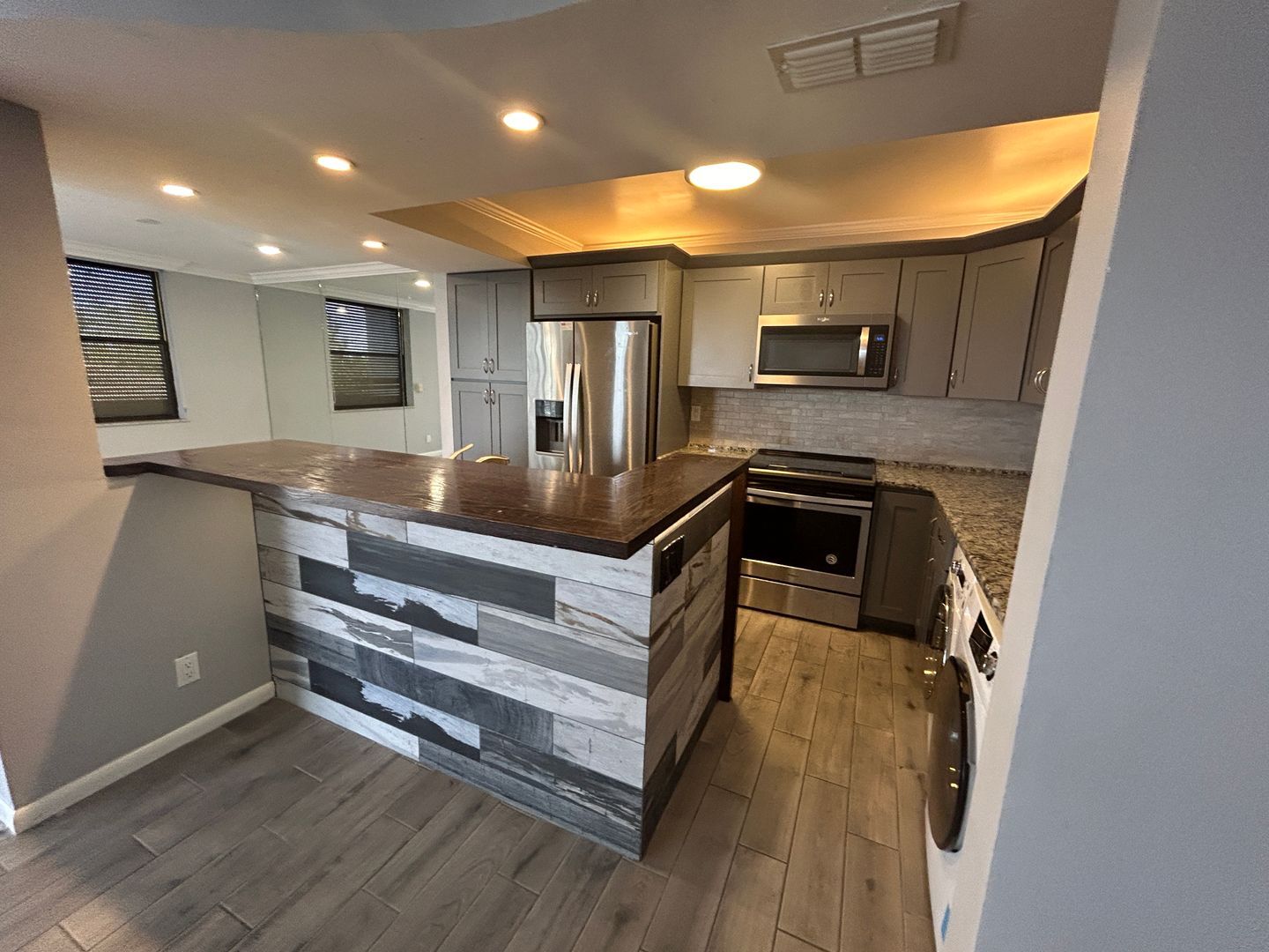 Building Photo - Stunning 2/2 condo