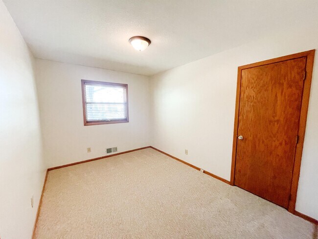 Building Photo - 1172 Highview Dr