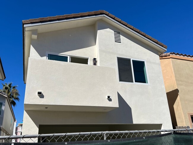 Building Photo - 204 18th St