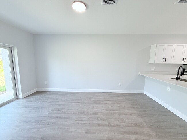Building Photo - Move-In Ready! 3-bedroom and 2-bathroom home