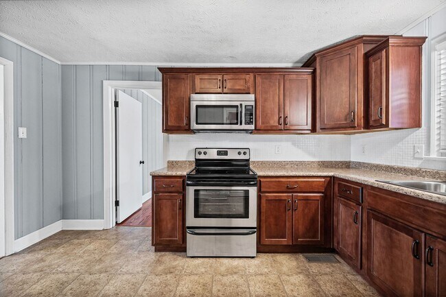 Building Photo - Renovated 3 Bedroom Pet Friendly Home For Rent!