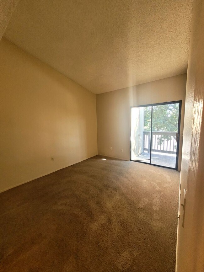 Building Photo - Condo on Madison Avenue. MOVE IN SPECIAL. 1 month free.