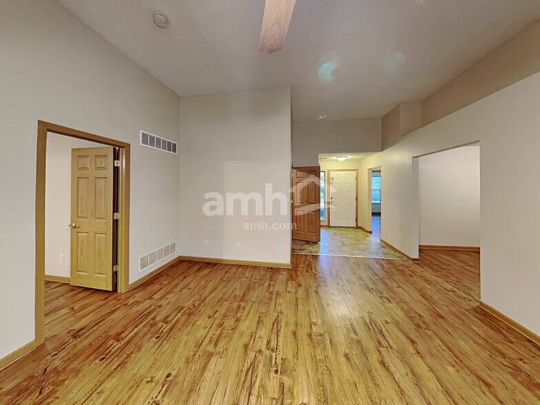 Building Photo - 2127 Staghorn Way