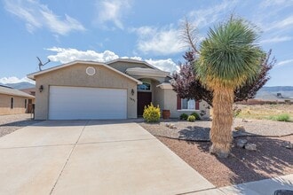 Building Photo - Spacious 4 Bedroom Home