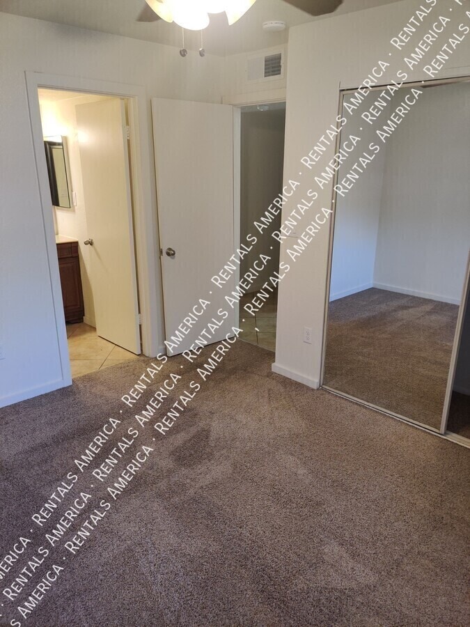 Building Photo - 1014 E Spence Ave