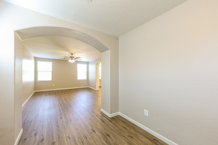 Building Photo - 13416 W Peck Dr