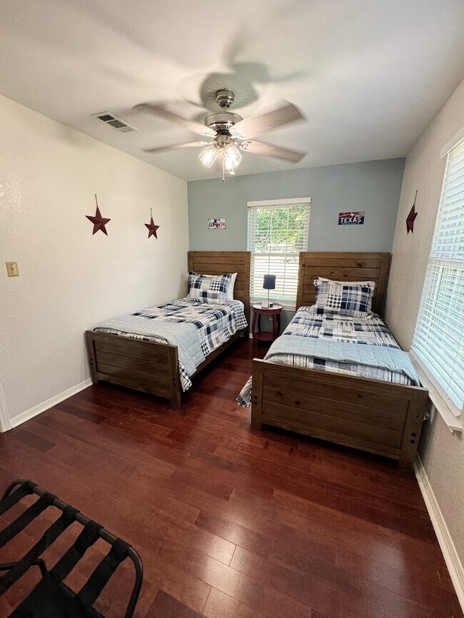 Building Photo - 105 Sky Country Dr