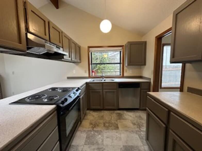 Building Photo - 16265 NW Lyndel Ln