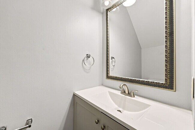 Building Photo - 839 Dalewood Dr