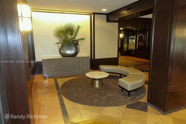 Building Photo - 600 NE 36th St