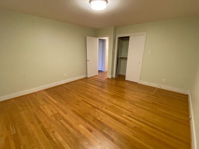 Building Photo - Two-Bedroom Apartment Directly Across from Forest Hill Park. Great Location!