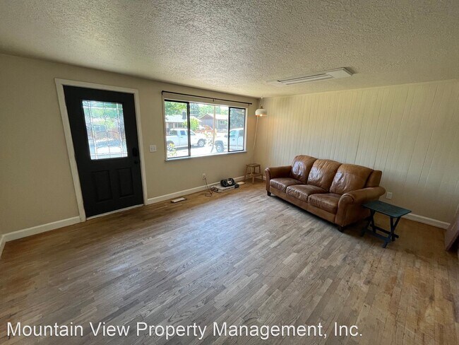 Building Photo - 3 br, 1 bath House - 1302 NE Dempsey Drive