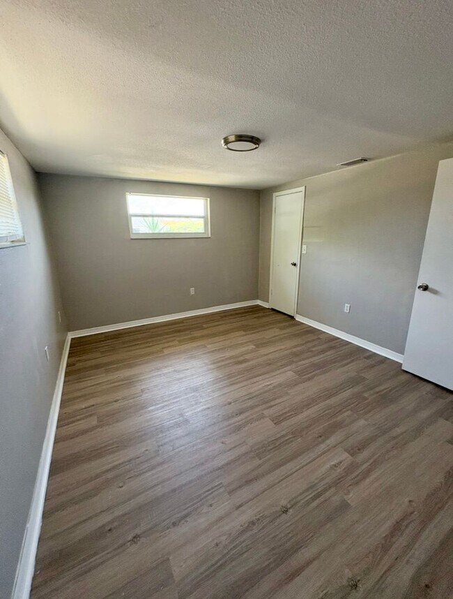 Building Photo - Lovely 3 Bed 2.5 Bath w/ Den and 2 Car Garage
