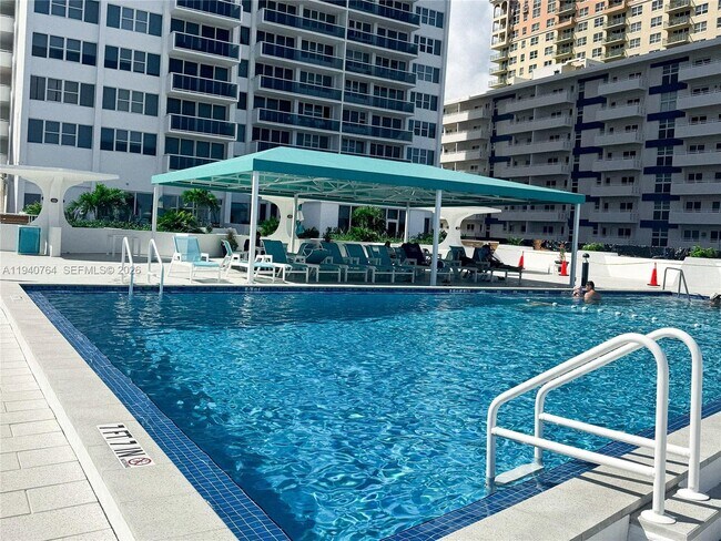 Building Photo - 3140 S Ocean Dr