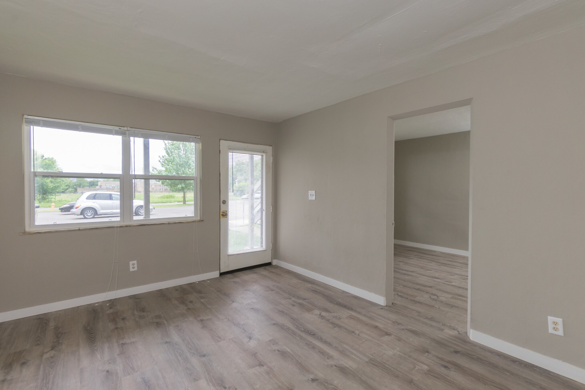 Building Photo - 464 E Norwich Ave