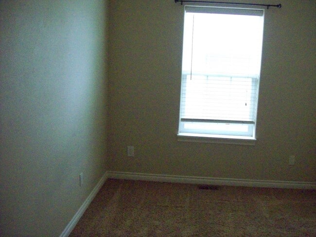 Building Photo - Like New Duplex