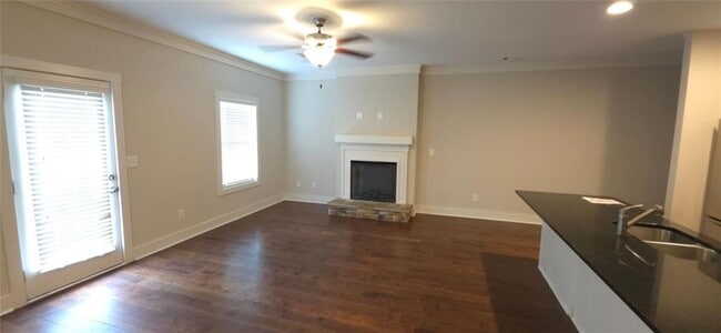 Building Photo - 1716 Lincoln Dr