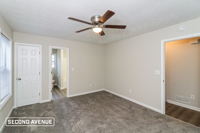 Building Photo - 400 N Hickory Ln