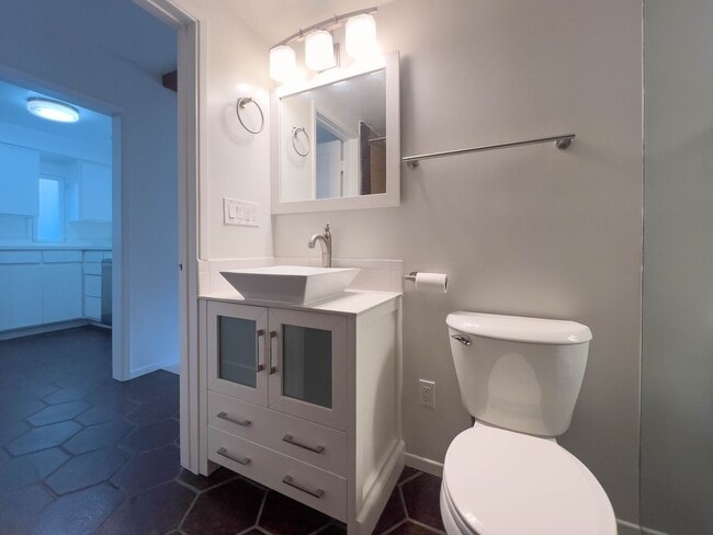 Building Photo - Stunning 2 BR Santa Monica Duplex with Views!