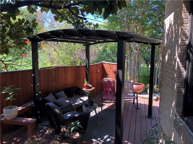 Building Photo - 2920 Windsor Rd