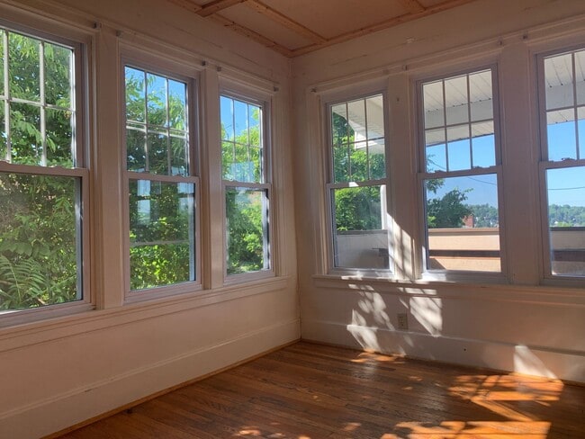 Building Photo - 4 Bedroom/ 1 Bathroom House - Great View (...