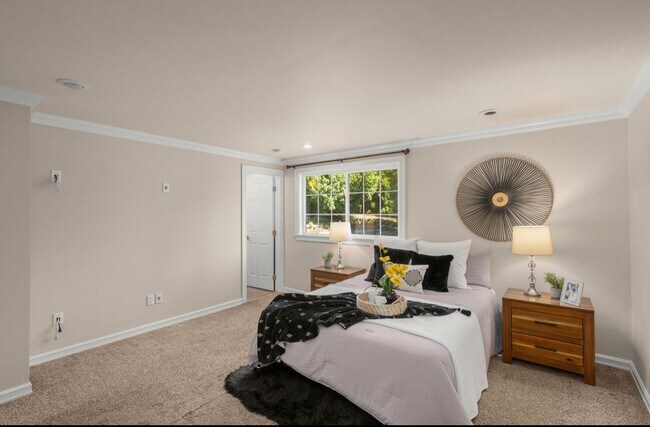 Building Photo - Luxurious home with tasteful updates throu...