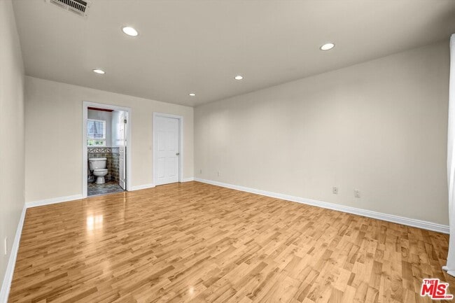 Building Photo - 4421 Prospect Ave
