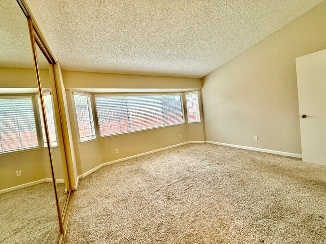 Building Photo - Charming home available Immediately
