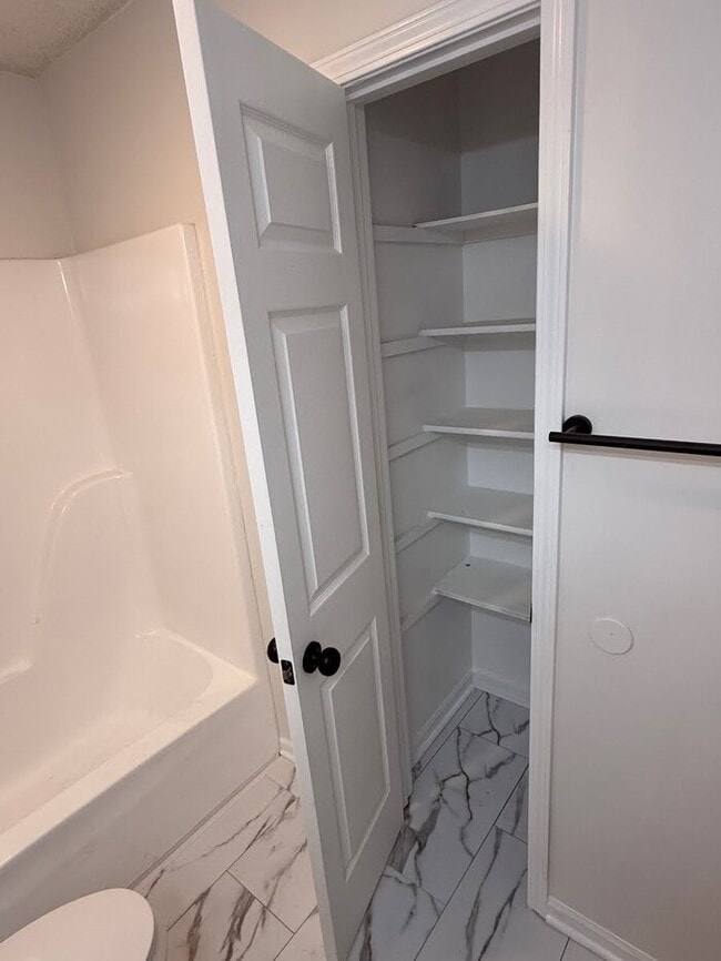 Building Photo - Spacious 4 bedrooms and 2 full baths home located on S Franklin St in Spring Hill