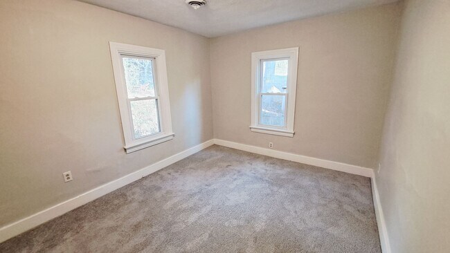 Building Photo - 3 Bed / 1 Bath Single Family Home