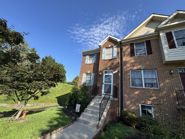 Building Photo - Spacious End-Unit Townhome in a Prime Comm...